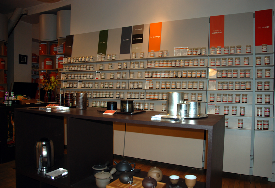 Le Parti du Thé propose un mur de senteur, composé de flacons contenant des échantillons de thés classés par types de thé qui permettent aux visiteurs de sentir les différents thés avant de se décider.