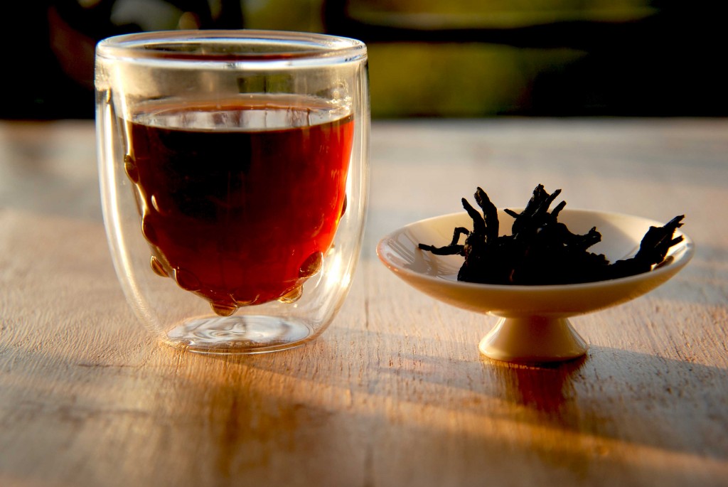 La liqueur du Pu Er est proche du rouge et très foncée,  les feuilles sont généralement noires