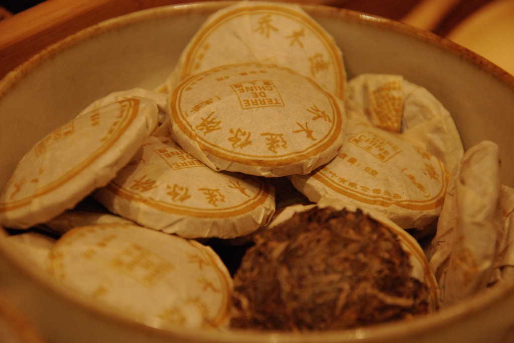 Galettes de Pu Er emballées dans un papier qui les laisse "respirer".