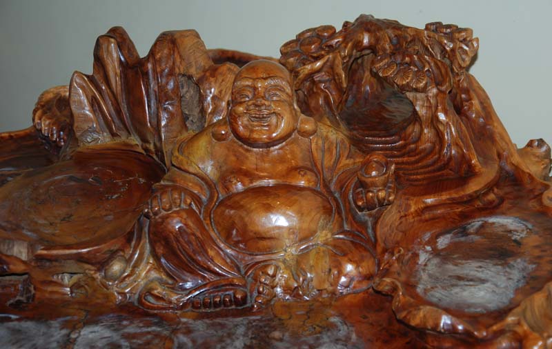 Détail de la table en bois sculptée dans le fond de la boutique l'Empire des thés sur laquelle ont peut déguster un thé.