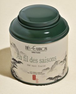 Le thé Au fil des saisons de George Cannon est un mélange de thés verts sencha de Chine et du Japon, avec des arômes de pomme, raisin, cassis, amande, coing, poire et rhubarbe et des pétales de soucis.