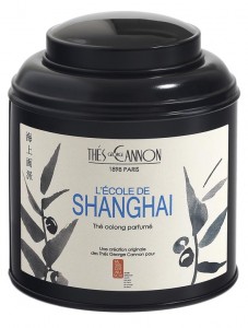 Le thé de l'école de Sangai de chez George Cannon est un oolong de Chine, avec des arômes et morceaux de goji, églantier, chrysanthème, agrumes, jujube, longane et nashi