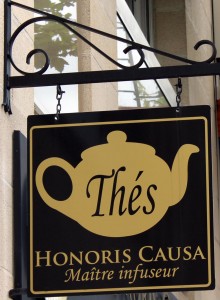 Enseigne de la maison de thé Honoris causa