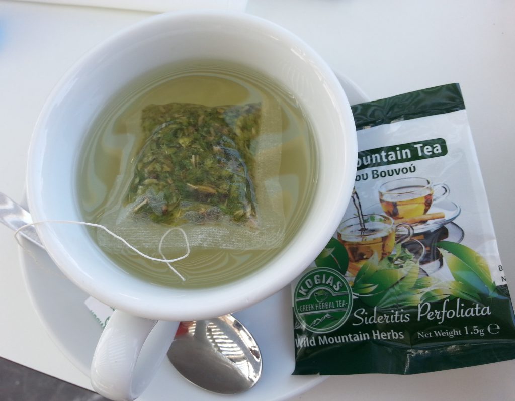 Mountain tea en sachet, parfumé à la menthe, au citron et à la camomille.