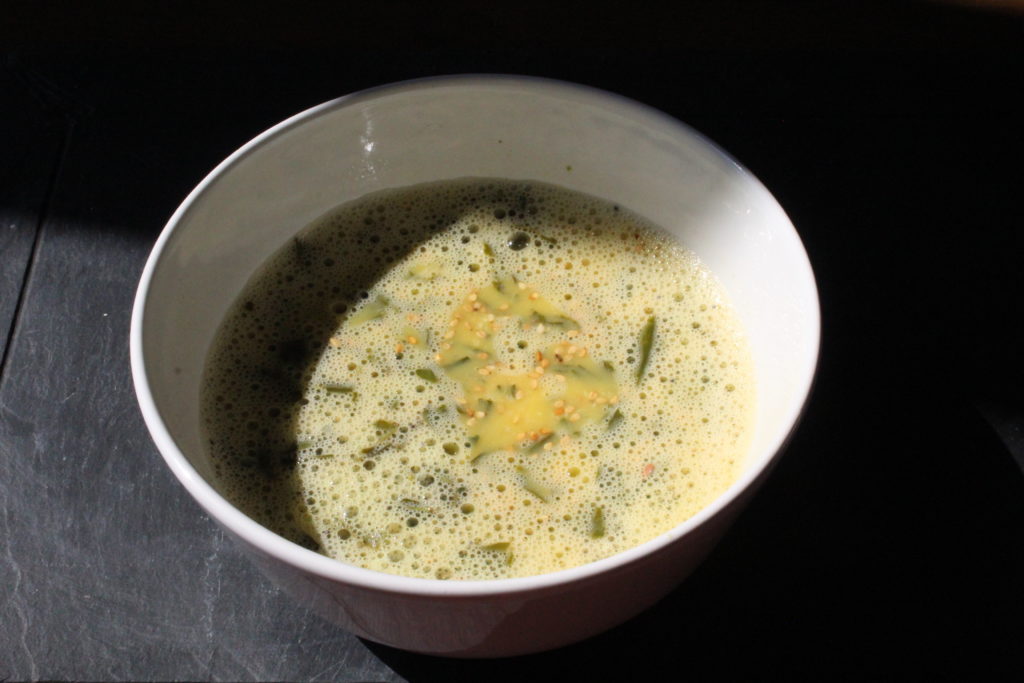 Image DiviniThé : Omelette battue, salée et poivrée + feuilles de thé + graines de sésame et lin