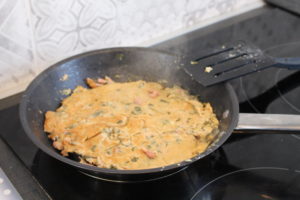 Image DiviniThé : poêle contenant une omelette au thé vert