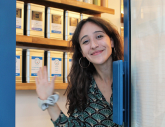 Fanny Perchan devant sa boutique de thé Happy Blue tea - Paris 20e