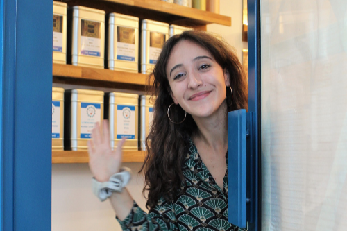 Fanny Perchan devant sa boutique de thé Happy Blue tea - Paris 20e